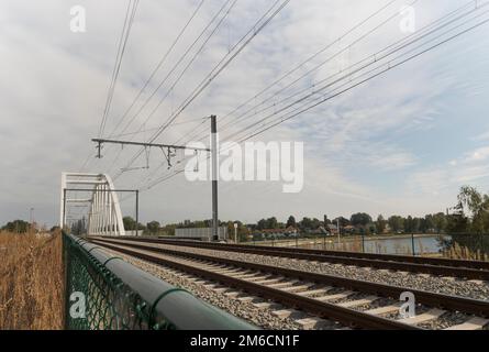 Umzäunung von Bahngleisen und Eisenbahnbrücke auf dem Lande Stockfoto