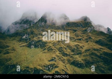 Die Anden im Nebel. Stockfoto