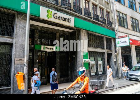 Türkische Banken - Garani BBVA - bunte Bankgebäude. Fatih Istanbul Türkei Stockfoto