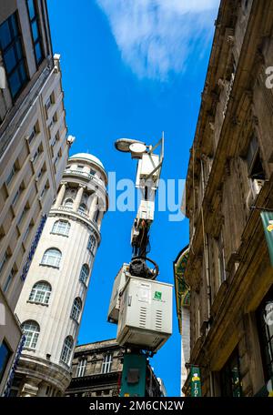 Handymast, komplizierte Einrichtung von Handyübertragungsboxen unter einer Straßenlaterne in Eminonu, Fatih, Istanbul, Türkei Stockfoto