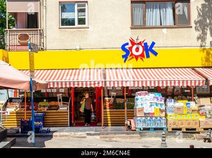 Ladenkette Istanbul. SOK Supermarkt, beliebter Markt, bekannt für seine niedrigen Preise und erschwingliche Lebensmittel. Kadikoy Istanbul Tukley Stockfoto