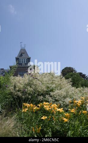 Hasselt, Limburg, Belgien 21-07-2021. Sommerblumen im Hintergrund der alten Burg. Querformat Stockfoto