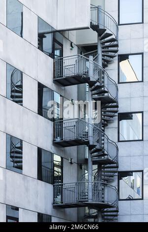 Bild einer Wendeltreppe in der Ecke eines Bürogebäudes Stockfoto