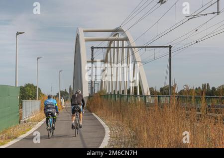 Hasselt. Limburg - Belgien 27-09-2021. Wanderräder im Herbst. Zwei Fahrradfahrer fahren an einer Brücke vorbei Stockfoto