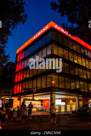 Akbank Bürogebäude beleuchtet in der Nacht. Banken in kadikoy, Istanbul, Türkei Stockfoto