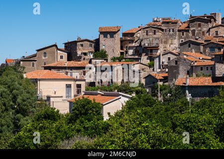 Querformat von Sermoneta Dorf in den Bergen, umgeben von Natur. Stockfoto