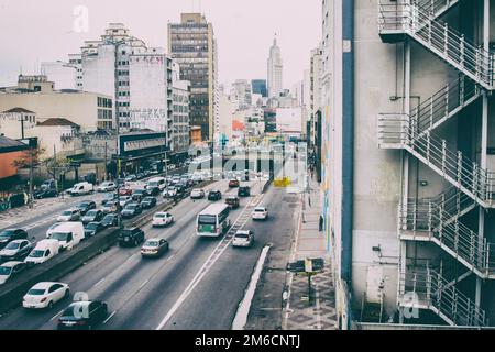 Überfüllte Avenue und Notfall externe Treppe. Stockfoto