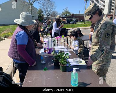 Kommandoleiter Major Eva Commons, Kommandofeldwebel Major Fort Hamilton, erfährt von der Wissenschaftslehrerin Blanca Ching an der Fort Hamilton High School bei der Feier des Earth Day in Fort Hamilton, N.Y., am 22. April 2022 über die Vermehrung von Pflanzen. Die Armee beobachtet seit mehr als 50 Jahren den Tag der Erde am 22. April, um ein kontinuierliches Bewusstsein für die Gesundheit und den Erhalt des Planeten zu verbreiten. Klimastrategie der Armee, Tag der Erde, Umwelt, Baumpflanzung, Stockfoto