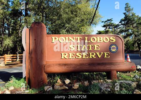 Point Lobos State Reserve Schild am Haupteingang des Parks abseits des malerischen California Highway 1 in der Nähe von Carmel, Kalifornien, USA. Stockfoto