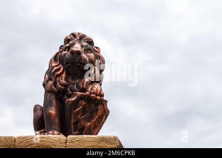 Ein dekorativer Löwe mit einem Schild als Verzierung des Hauses und ein Symbol für Glück, Stärke und Macht. Stockfoto