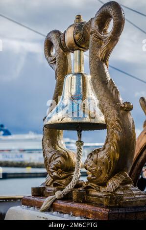 Die Schiffsglocke der alten Segelboot, close-up Stockfoto