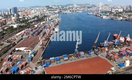 Draufsicht. Kommerzieller Seehafen. Industrieanschluss mit Behältern. Stockfoto