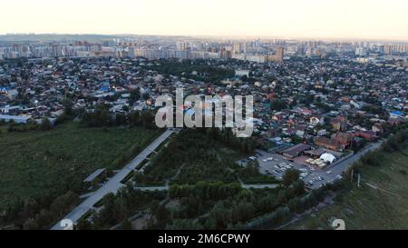 Krasnojarsk-Stadt aus der Vogelperspektive vom Karaulnaya-Berg. Stockfoto