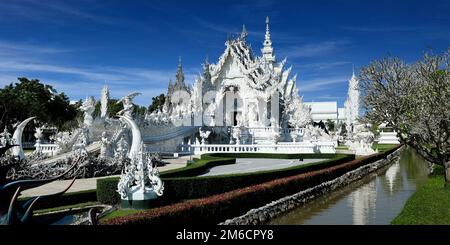 Blick auf den weißen Tempel Wat Ron Khun in der Nähe von Chiang Rai in Thailand Stockfoto