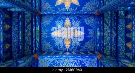 Detail der Decke, im Wat Rong Suea Ten, Tempel des tanzenden Tigers, im blauen buddhistischen Tempel - Chiang Rai-Thailand Stockfoto