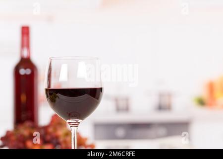 Wein Rotwein im Glas mit freiem Textbereich Stockfoto
