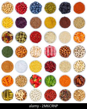 Obst Beeren Gemüse Obst Gewürze und Kräuter Nüsse von oben Porträt isolierte Kulturpflanzen Stockfoto