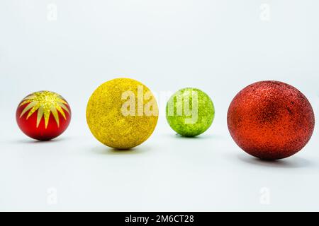 Christbaumkugeln isoliert auf weißem Hintergrund. Stockfoto