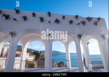 Nerja, Spanien : 2022. November 22 : Panorama vom Balcon de Europa in der Stadt Nerja in Malaga, Spanien 2022. Stockfoto