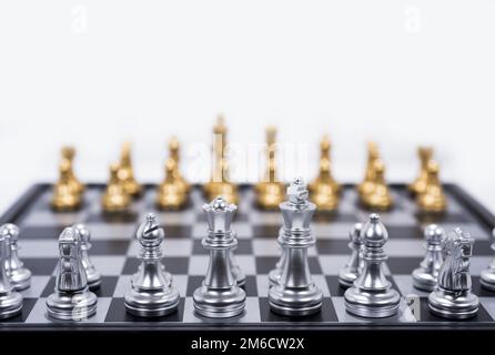 Schachbrett isoliert auf weißem Hintergrund. Goldene und Silberne zahlen Stockfoto