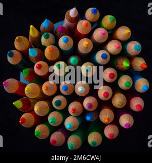 Bleistifte Im Runden Behälter Stockfoto