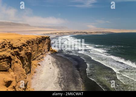 Blick auf Klippen, Wüste und den Pazifik im Paracas-Nationalpark, Peru Stockfoto