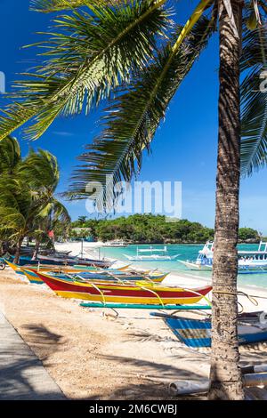 Traditionelles philippinisches Doppelauslegerboot, auch bekannt als bangka, banca und Paraw, in einem makellosen Weiß Stockfoto