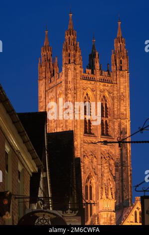 Canterbury Cathedral Bell Harry Tower beleuchtet mit künstlichem Licht in der Dämmerung von der Butchery Lane im Stadtzentrum, Canterbury, Kent, England, Großbritannien Stockfoto