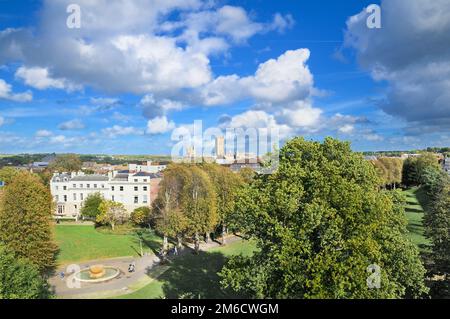 Blick auf die Kathedrale von Canterbury vom Simmons Memorial auf dem Dane John Mound mit Blick auf den öffentlichen Park Dane John Gardens. Canterbury, Kent, England, Großbritannien Stockfoto