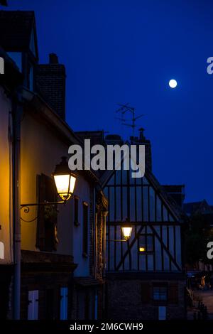 Nachtszene mit Mond und Laternen. Alte Straße im historischen Teil von Amiens, Frankreich Stockfoto