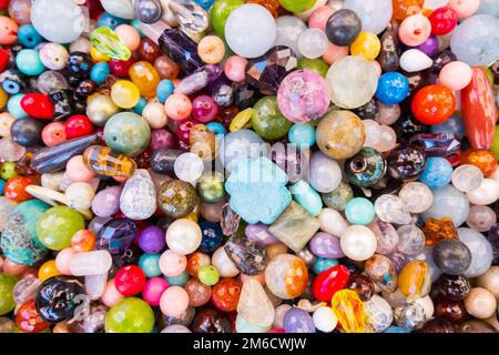 Fröhliche Farben von Schmuckperlen. Stockfoto