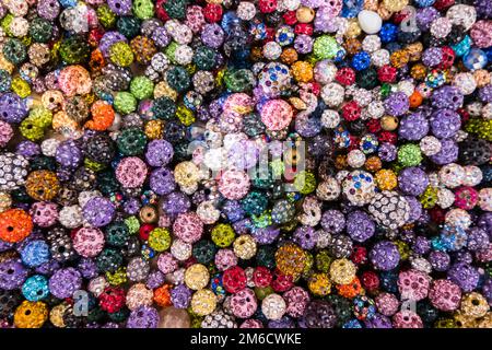 Bunte, glitzernde Schmuckkugeln. Stockfoto