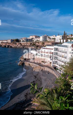 Nerja, Spanien : 2022. November 22 : Panorama vom Balcon de Europa in der Stadt Nerja in Malaga, Spanien 2022. Stockfoto