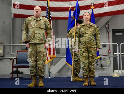 Air Force Reserve LT. Colonel Al knapp, 914. Kommandant der Flugzeugwartungsgruppe, steht neben LT. Colonel Jessica Denzer, ankommender Kommandant der 914. Flugzeugwartungsschwadron während einer Zeremonie zur Befehlsübernahme am 23. April 2022 an der Niagara Falls Air Reserve Station, New York. Das Kommando über die 914 AMXS wurde Denzer während dieser Zeremonie durch den Tod des Geschwaderleitfadons übertragen, das Verantwortung und Vertrauen in die Anwesenheit der gesamten Einheit symbolisiert. Stockfoto