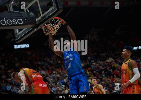 Valencia, Spanien. 03. Januar 2023. Viny Okouo von Carplus Fuenla in Aktion während der Liga Endesa J14 in der Fuente de San Luis Sporthalle. Valencia Basket 92:86 Carplus Fuenla Credit: SOPA Images Limited/Alamy Live News Stockfoto