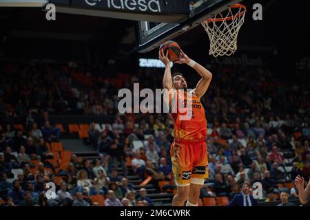 Valencia, Spanien. 03. Januar 2023. Josep Puerto von Valencia Korb in Aktion während der Liga Endesa J14 in der Fuente de San Luis Sporthalle. Valencia Basket 92:86 Carplus Fuenla Credit: SOPA Images Limited/Alamy Live News Stockfoto