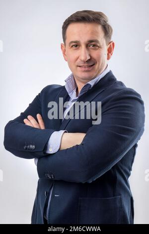 Porträt eines lächelnden jungen Geschäftsmannes mittleren Alters Stockfoto