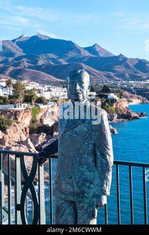 Nerja, Spanien : 2022. November 22 : die Bronzestatue von König Alfonso XII auf dem Balcon de Europa in der Stadt Nerja in Malaga, Spanien 2022. Stockfoto