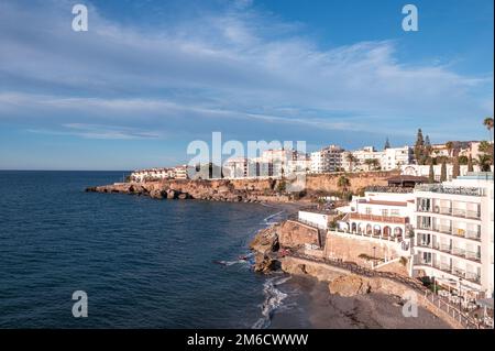 Nerja, Spanien : 2022. November 22 : Panorama vom Balcon de Europa in der Stadt Nerja in Malaga, Spanien 2022. Stockfoto