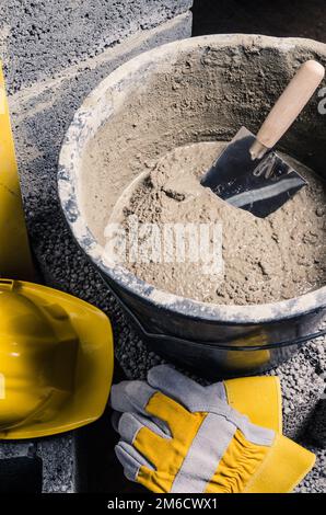 Werkzeuge für Maurer Eimer mit einer Lösung und einer Kelle, Schließen - Stockfoto