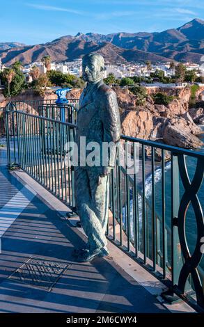 Nerja, Spanien : 2022. November 22 : die Bronzestatue von König Alfonso XII auf dem Balcon de Europa in der Stadt Nerja in Malaga, Spanien 2022. Stockfoto