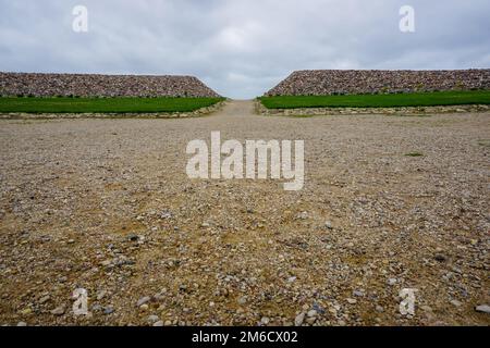 Steine in Koknese im Park Garten des Schicksals in Lettland. Stockfoto