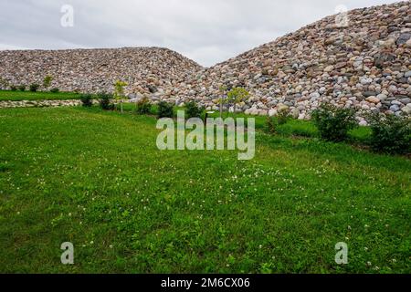 Steine in Koknese im Park Garten des Schicksals in Lettland. Stockfoto