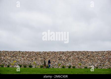 Steine in Koknese im Park Garten des Schicksals in Lettland. Stockfoto