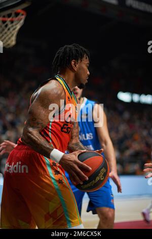 Valencia, Spanien. 03. Januar 2023. Chris Jones von Valencia Corb in Aktion während der Liga Endesa J14 in der Fuente de San Luis Sporthalle. Valencia Basket 92:86 Carplus Fuenla (Foto: Vicente Vidal Fernandez/SOPA Images/Sipa USA) Guthaben: SIPA USA/Alamy Live News Stockfoto