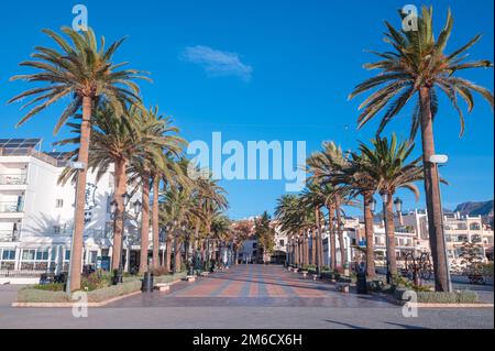 Nerja, Spanien : 2022. November 22 : Panorama vom Balcon de Europa in der Stadt Nerja in Malaga, Spanien 2022. Stockfoto