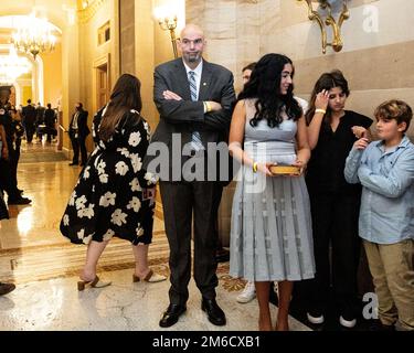 Washington, Usa. 03. Januar 2023. USA Senator John Fetterman (D-PA) in der Nähe der alten Senatskammer. Kredit: SOPA Images Limited/Alamy Live News Stockfoto