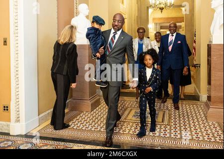Washington, Usa. 03. Januar 2023. USA Senator Raphael Warnock (D-GA) in der Nähe der Senatskammer. Kredit: SOPA Images Limited/Alamy Live News Stockfoto