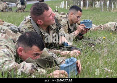 Soldaten der Nationalgarde der Pennsylvania Army trainieren im Rahmen eines Ranger Sapper Assessment Program am 23. April in Fort Indiantown Gap, Pa, um eine Claymore zu bewaffnen Die Beschäftigung und Wiederherstellung einer M18A1 Claymore Mine ist eine der sieben Ranger-Ausbildungsaufgaben, die Ranger-Kandidaten während der Ranger-Schule kennen und ausführen können. SPC. Armando Carabell (links), zugewiesen zu Charlie Company, 1. Bataillon, 110. Infanterie-Regiment, 2. Infanterie-Brigaden-Kampfteam, 28. Infanterie-Division, Sergeant Leo Malfara, Alpha-Truppe, 2. Geschwader, 104. Kavallerie-Regiment, 2. IBCT, und SPC. William Lugo (Ri Stockfoto