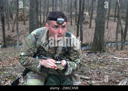 Sergeant Leo Malfara, Soldat der Nationalgarde von Pennsylvania und Einheimischer der Alpha-Truppe, 2. Geschwader, 104. Kavallerie-Regiment, 2. Infanterie-Brigade-Kampfteam, 28. Infanterie-Division, schießt einen Azimut mit einem Kompass während einer Landnavigation-Veranstaltung am 23. April in Fort Indiantown Gap, Pa Malfara wurde im Rahmen eines viertägigen Ranger-Sapper-Bewertungsprogramms auf seine Fähigkeiten im Bereich Landnavigation untersucht, um Soldaten zu identifizieren, die zum Ranger-Training-Assessment-Kurs in Fort Benning, Georgia, geschickt werden, der sie besser auf die Ranger-Schule vorbereiten wird. Stockfoto